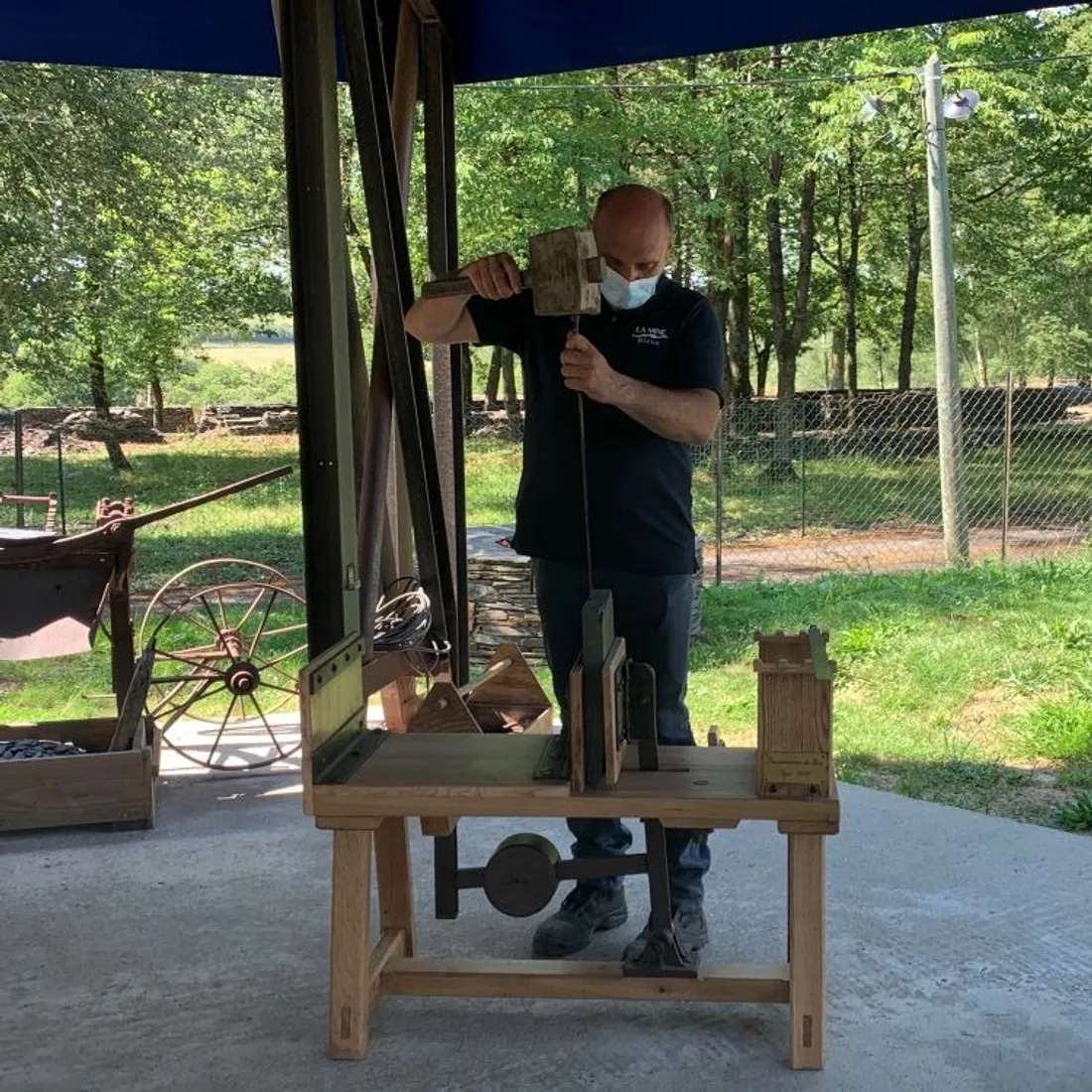 Renaissance d'une presse à fendre à la Mine Bleue de Noyant 